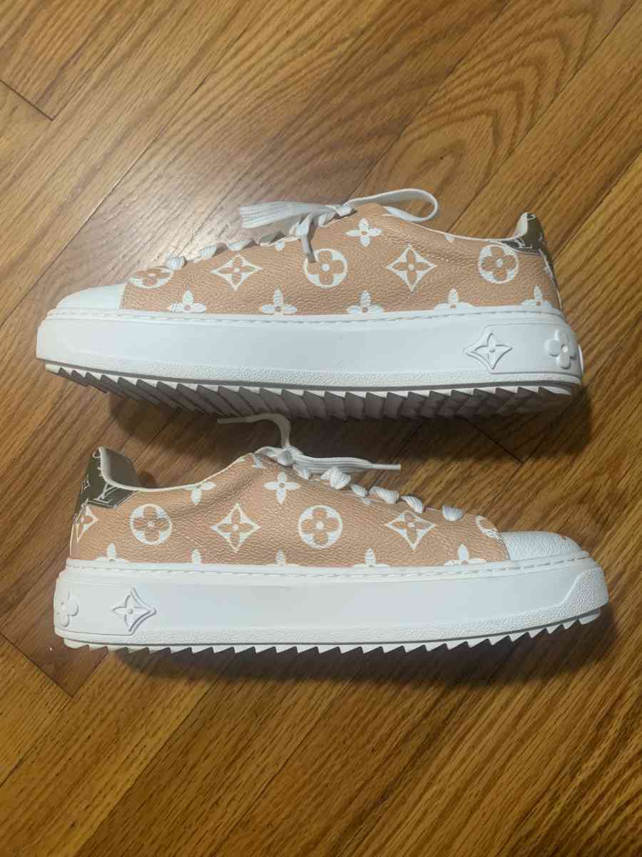 Women sneaker size 8 - Lincolnwood, Illinois - FleaMarketBay