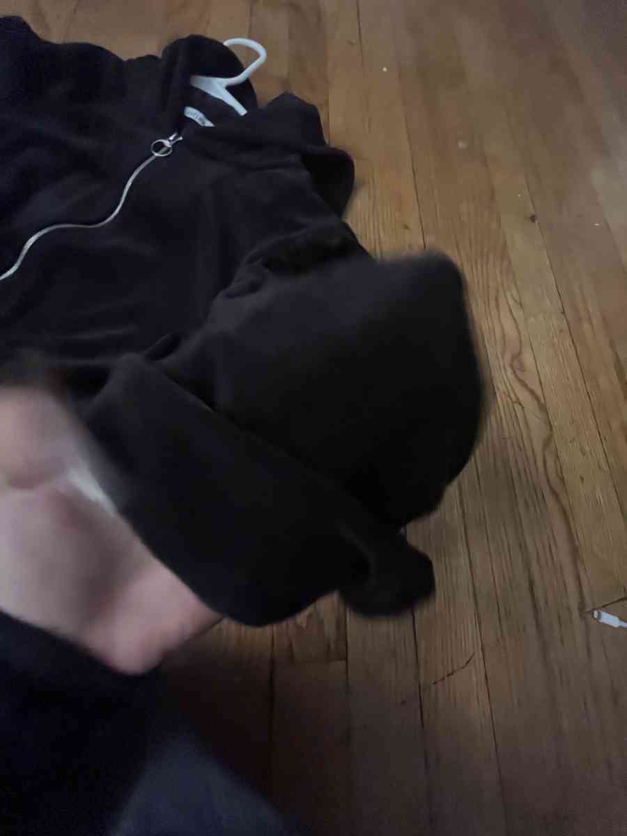 sweater - Addieville, Illinois - FleaMarketBay