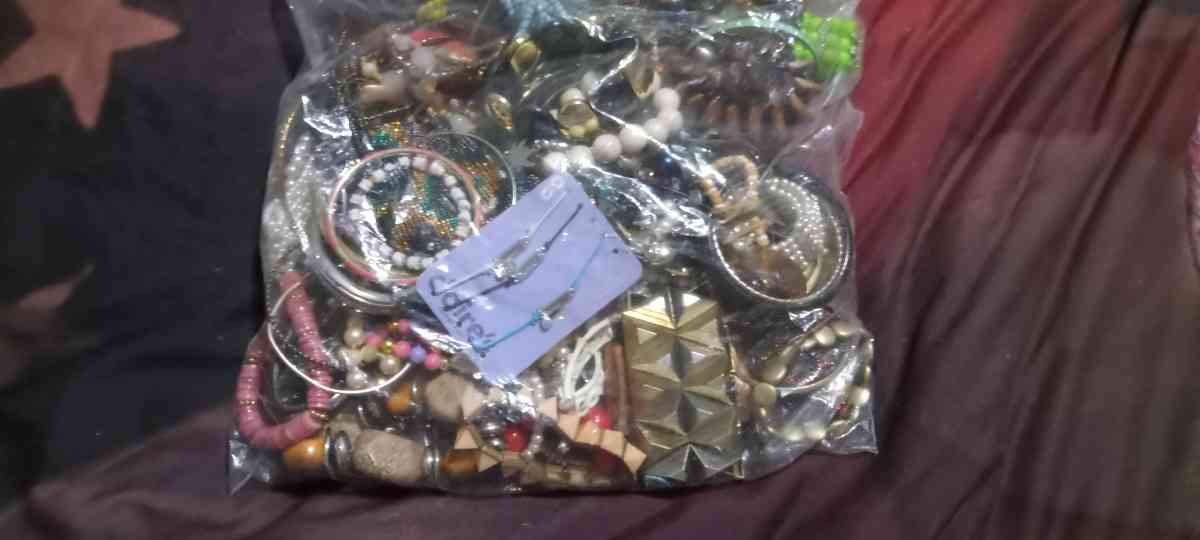 some individual pieces silver necklaces rings bracelets - Windsor, California