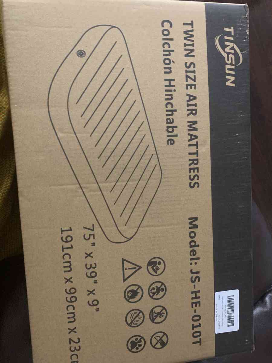 twin air mattress with built in pump - Carrollton, Texas