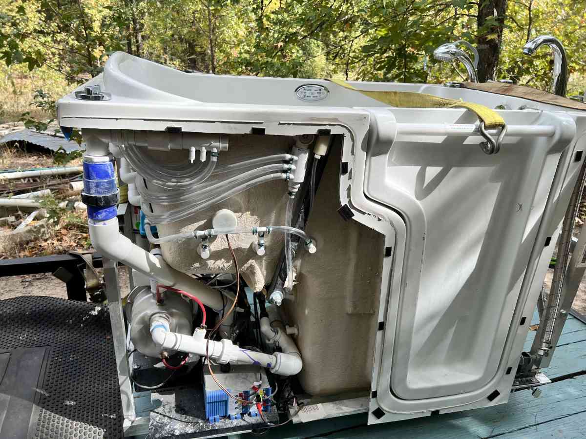 Therapeutic walk in Jacuzzi tube - Scroggins, Texas - FleaMarketBay