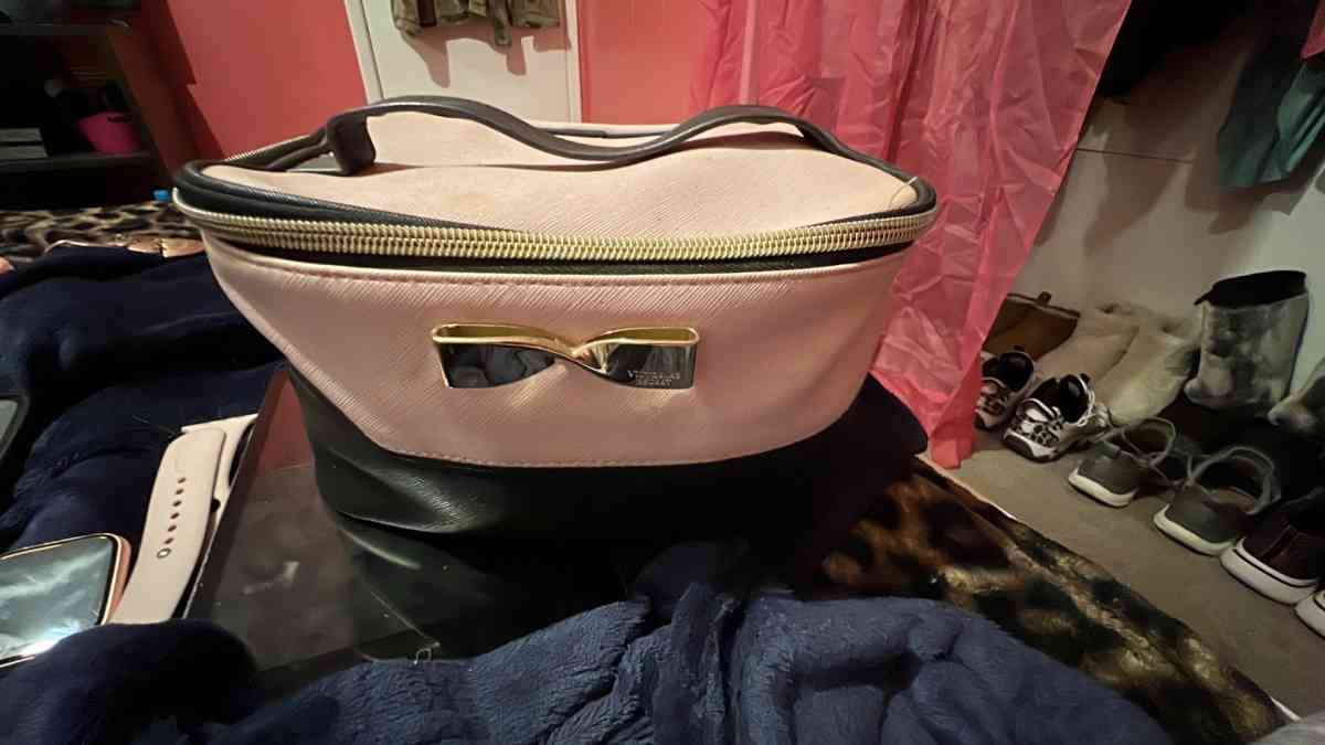 bundle of make up scarfs and socks also hats - Butler, Ohio