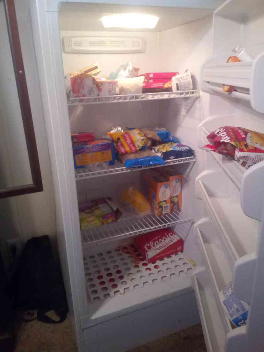 4 foot upright freezer white works great - Fort Worth, Texas - FleaMarketBay