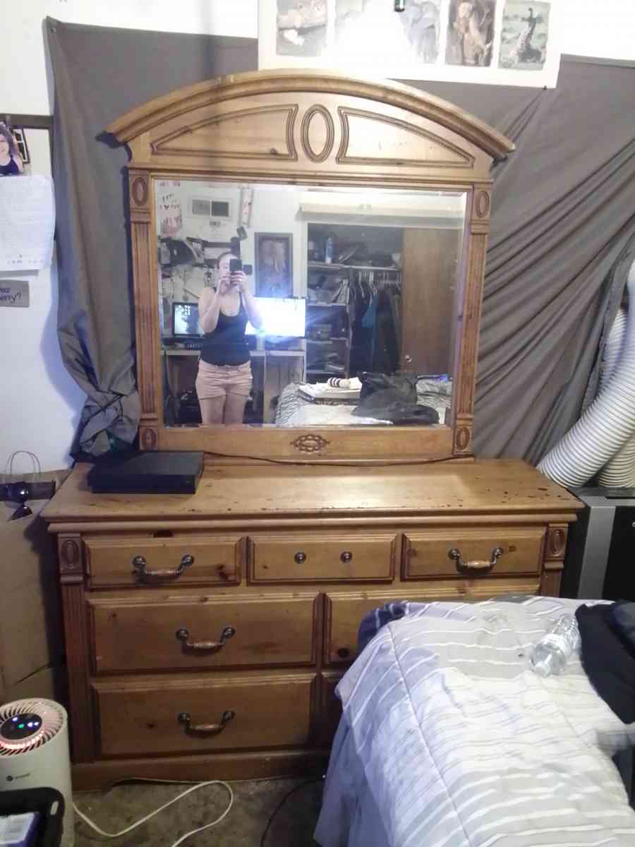 Dresser with mirror - Yuba City, California