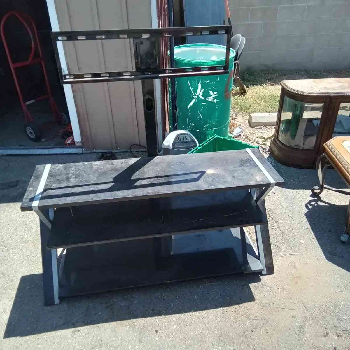 yard sell - Bakersfield, California - FleaMarketBay