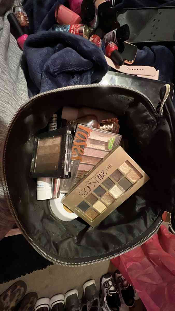 bundle of make up scarfs and socks also hats - Butler, Ohio - FleaMarketBay