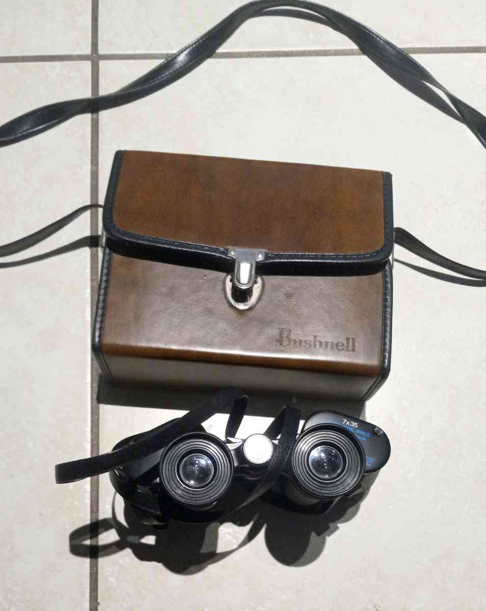 Bushnell binoculars with case - Hollywood, Florida - FleaMarketBay