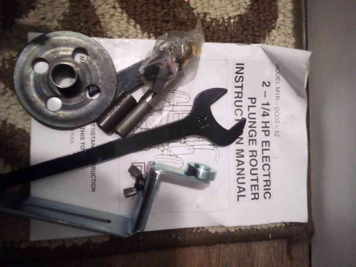 two and one quarter horsepower electric plunge router - Crawfordsville, Indiana - FleaMarketBay