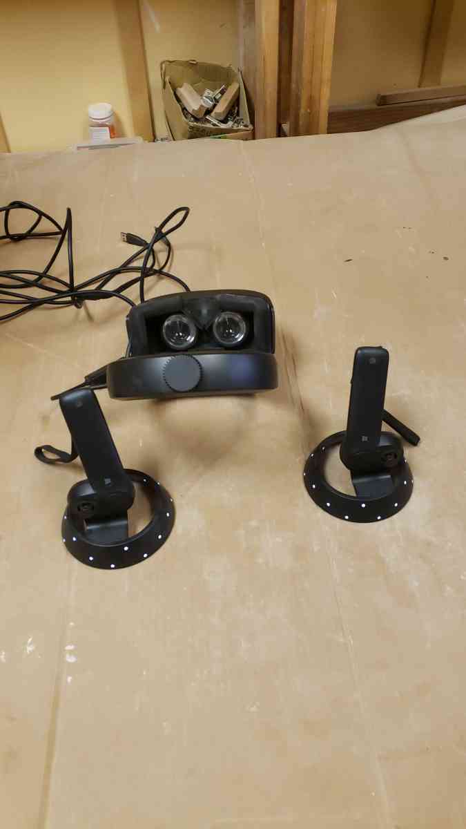 vr headset and wands - Montclair, California - FleaMarketBay