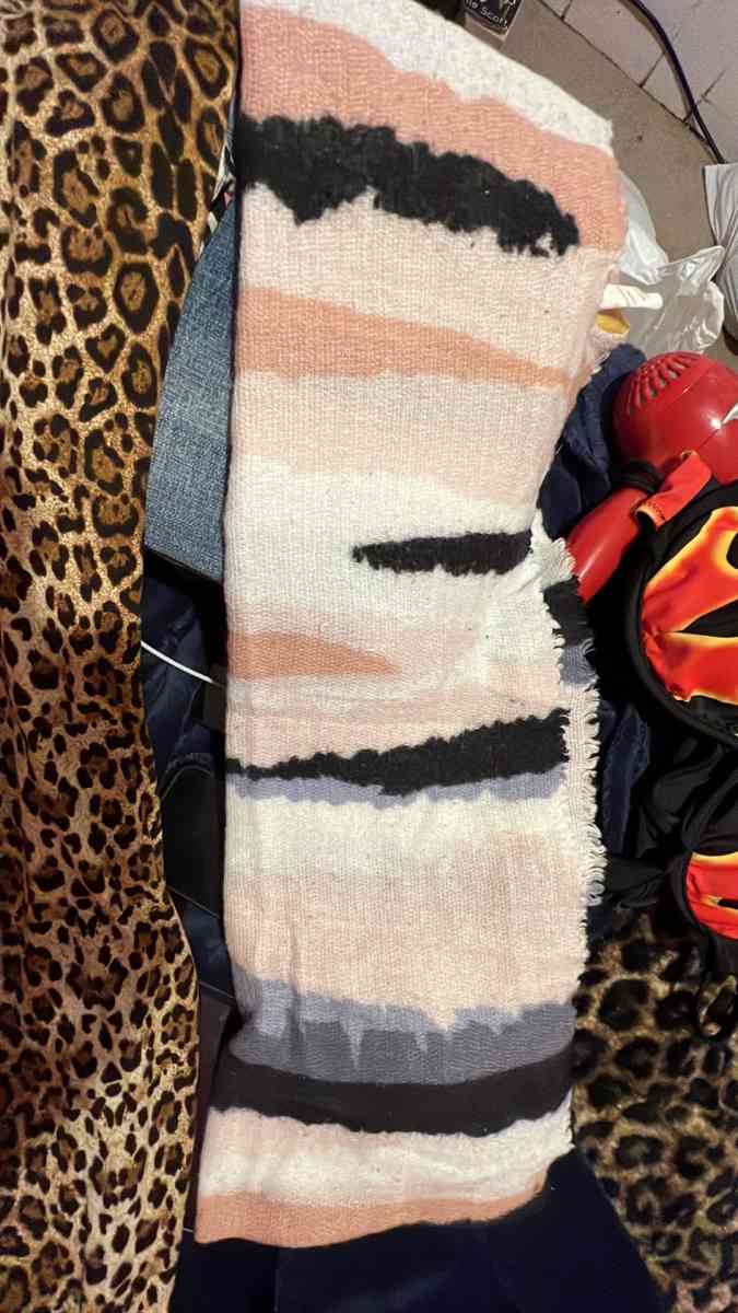Christopher and banks scarf and reg leggings cheetah print - Butler, Ohio - FleaMarketBay