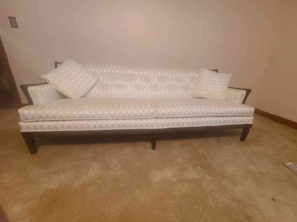 beautiful white couch - Cowpens, South Carolina - FleaMarketBay