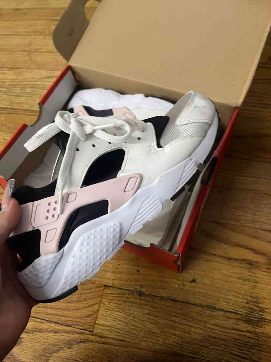 Nike Air Huarache Run White Pink - Chicago, Illinois - FleaMarketBay