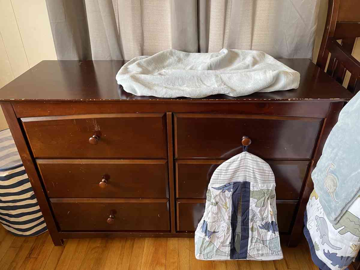 Convertible Crib And Dresser - Spartanburg, South Carolina - FleaMarketBay