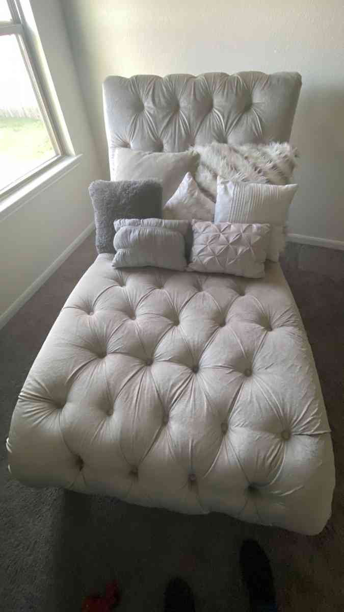 Large Ashley Chaise Lounger - Houston, Texas - FleaMarketBay