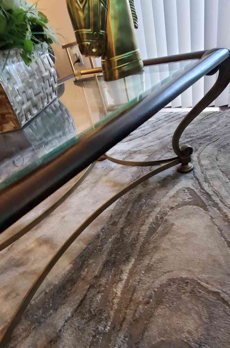 Glass top coffee table - Henderson, Nevada - FleaMarketBay