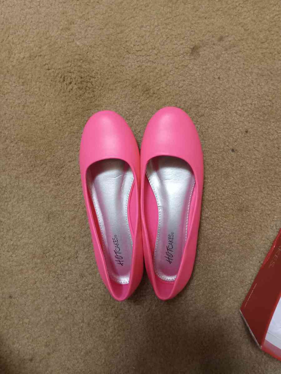 Pink shoes hot cakes - Taylorsville, North Carolina