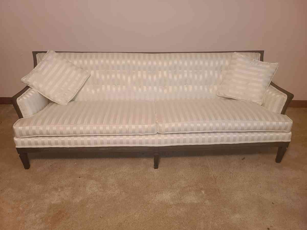 beautiful white couch - Cowpens, South Carolina - FleaMarketBay