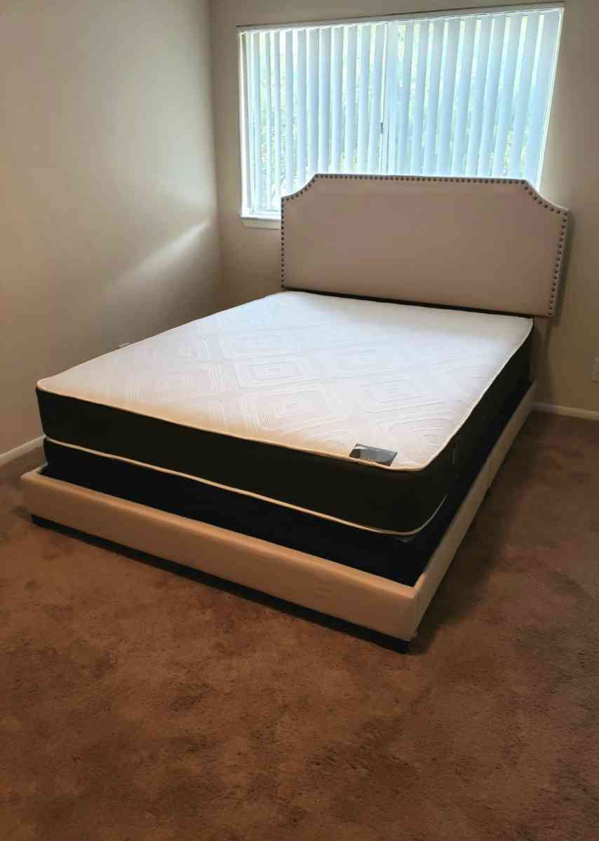 NEW QUEEN SIZE SET MATTRESS AND BOX SPRING2PCS - Lake Worth, Florida