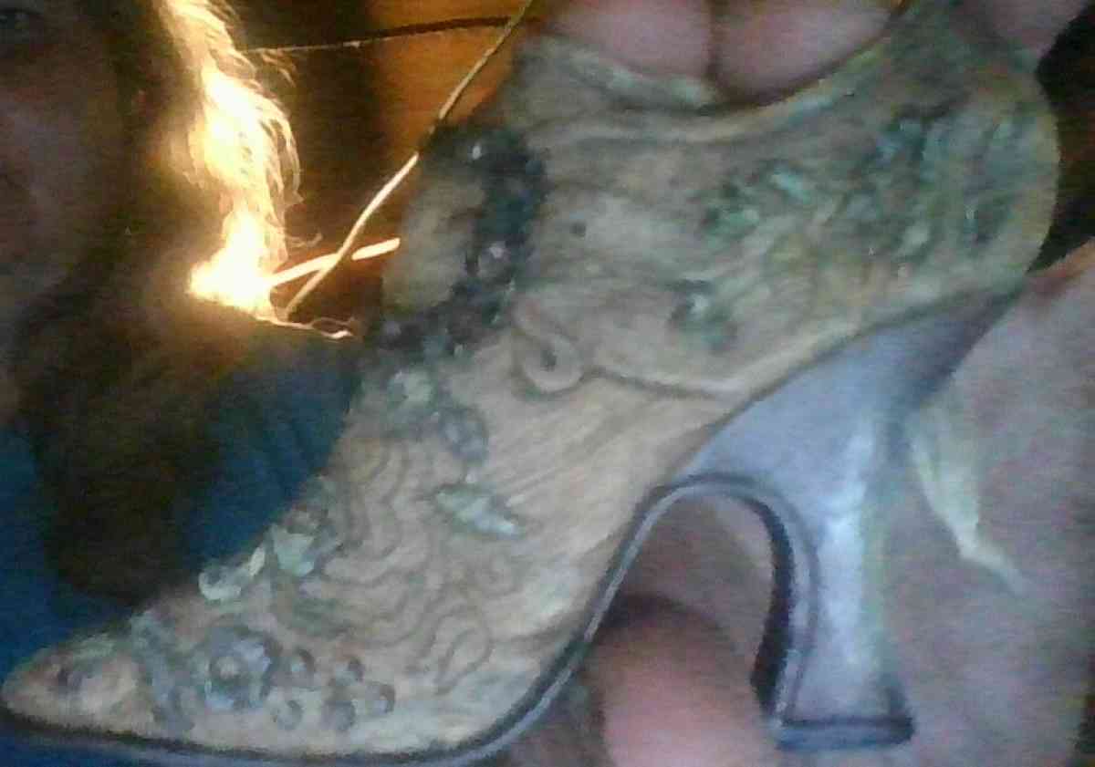 GLASS WOMENS GLADSS SHOE TREE ORDIMENT - Alliance, Ohio