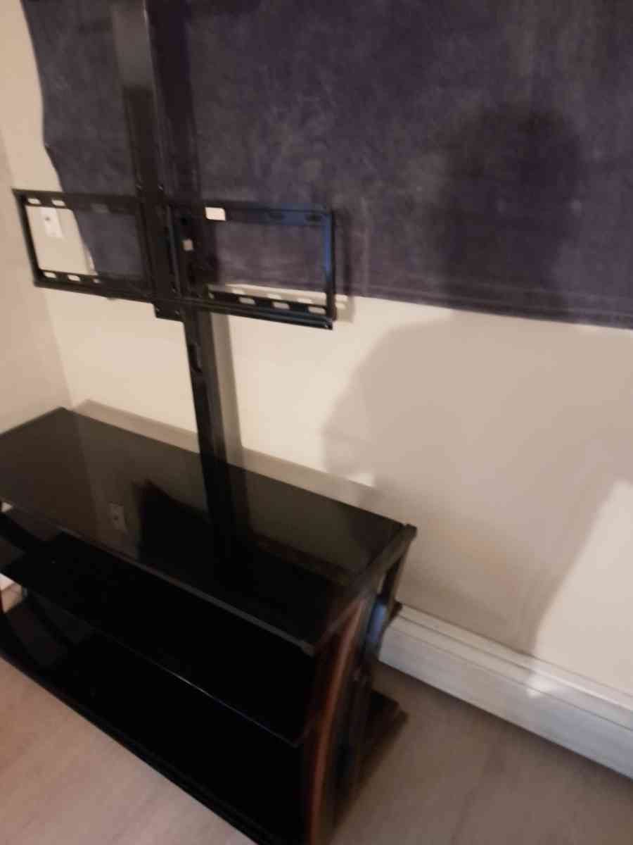 Whalen tv stand - Cincinnati, Ohio - FleaMarketBay