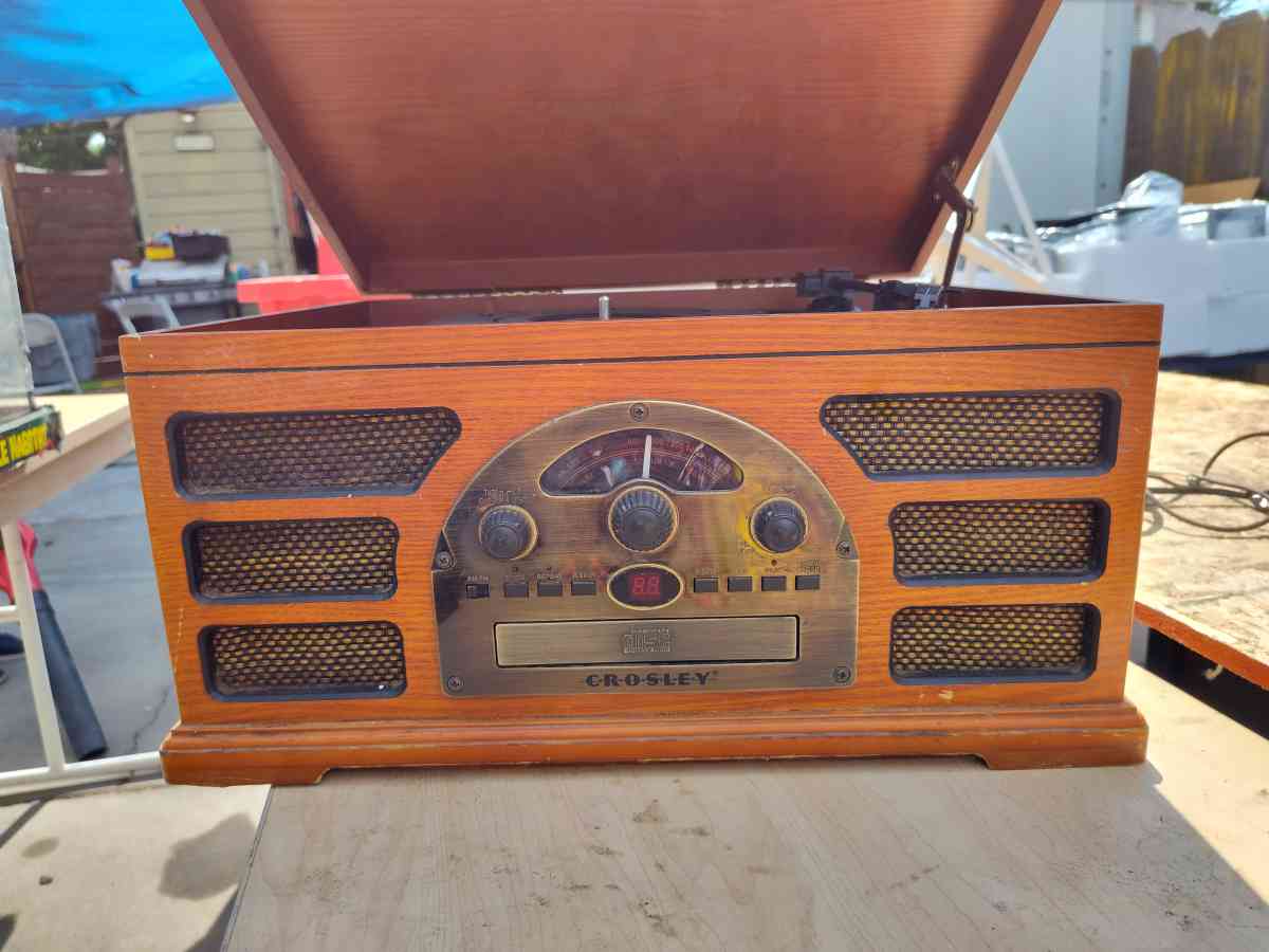 a record player and a AMFM - San Joaquin, California - FleaMarketBay