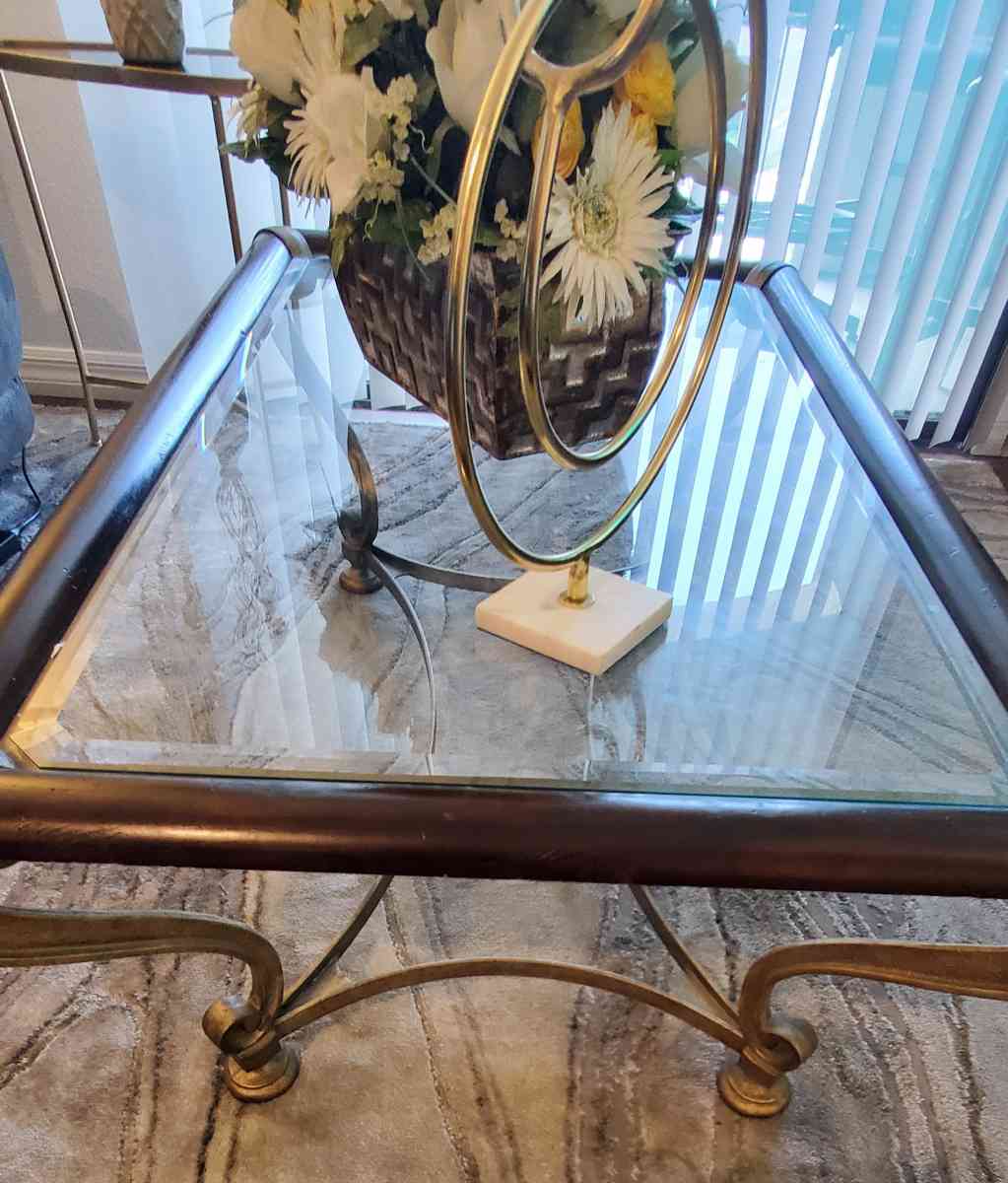 Glass top coffee table - Henderson, Nevada