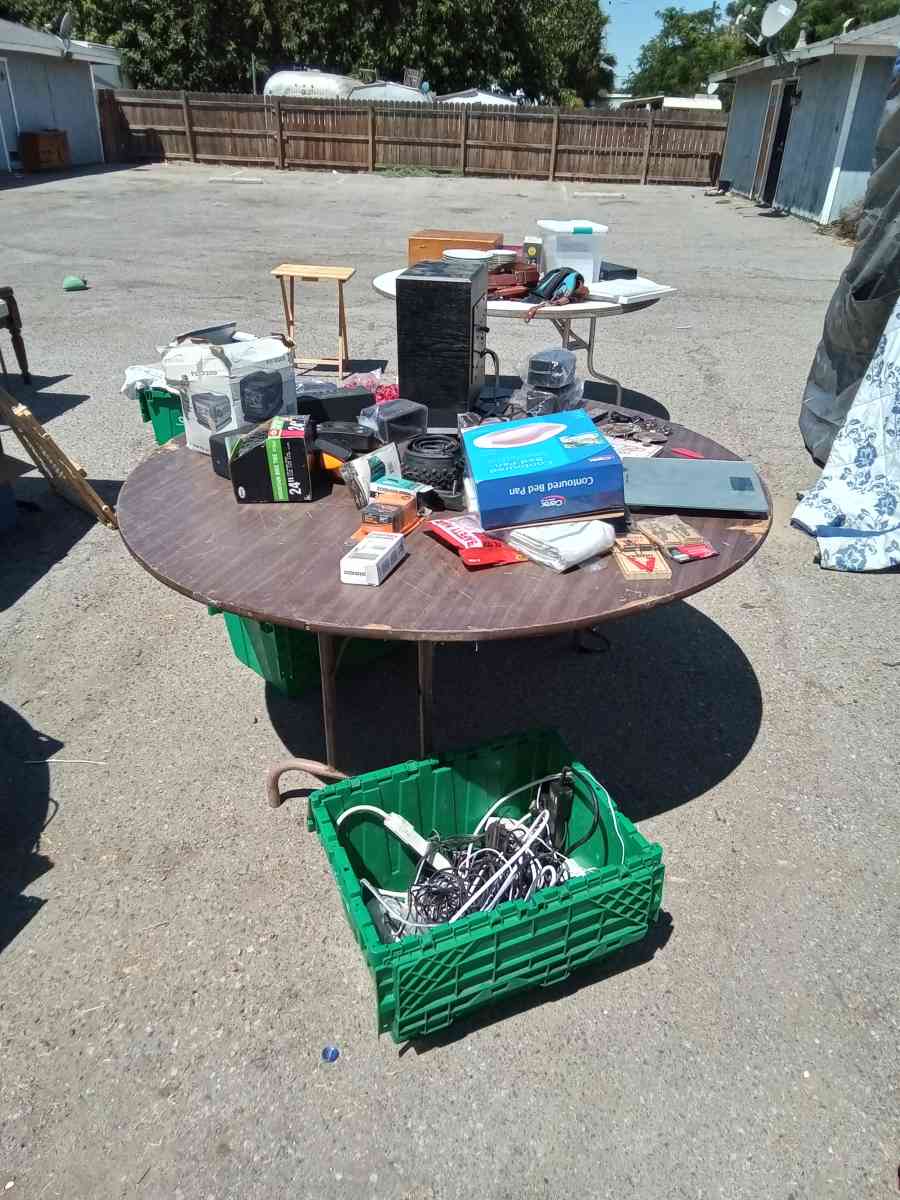 yard sell - Bakersfield, California - FleaMarketBay