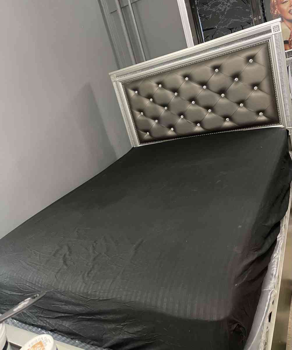 a queen bed - New York, New York