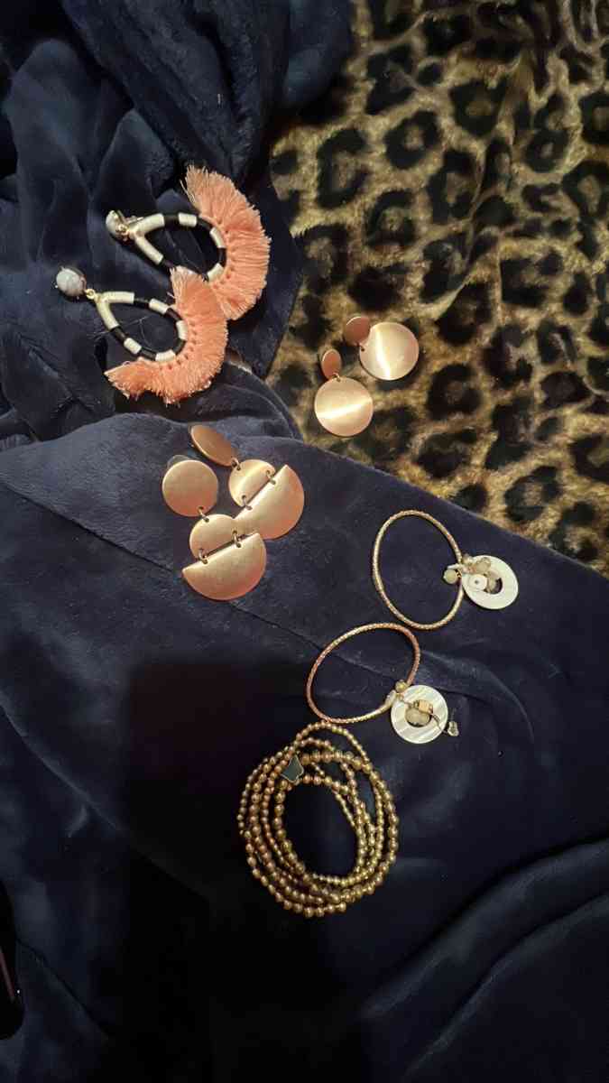 bundle of make up scarfs and socks also hats - Butler, Ohio - FleaMarketBay