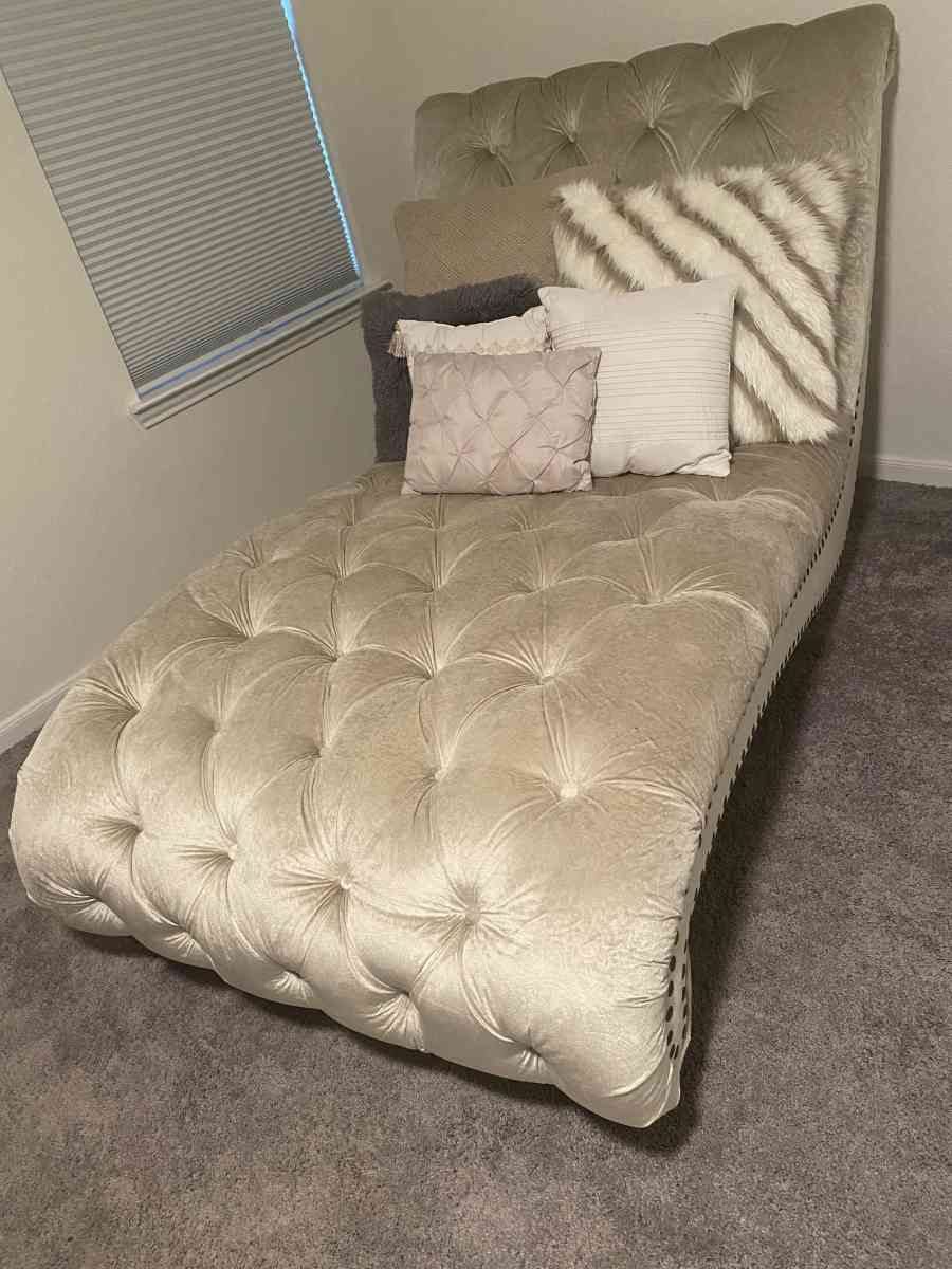 Large Ashley Chaise Lounger - Houston, Texas - FleaMarketBay