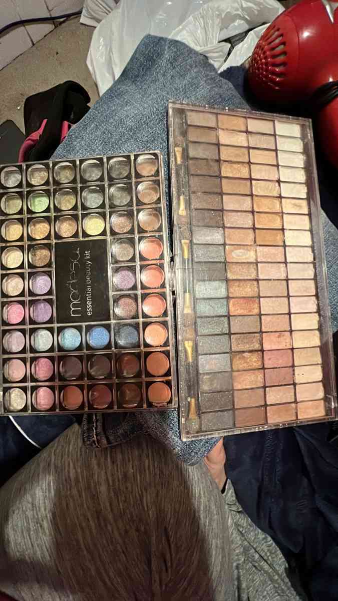 bundle of make up scarfs and socks also hats - Butler, Ohio - FleaMarketBay