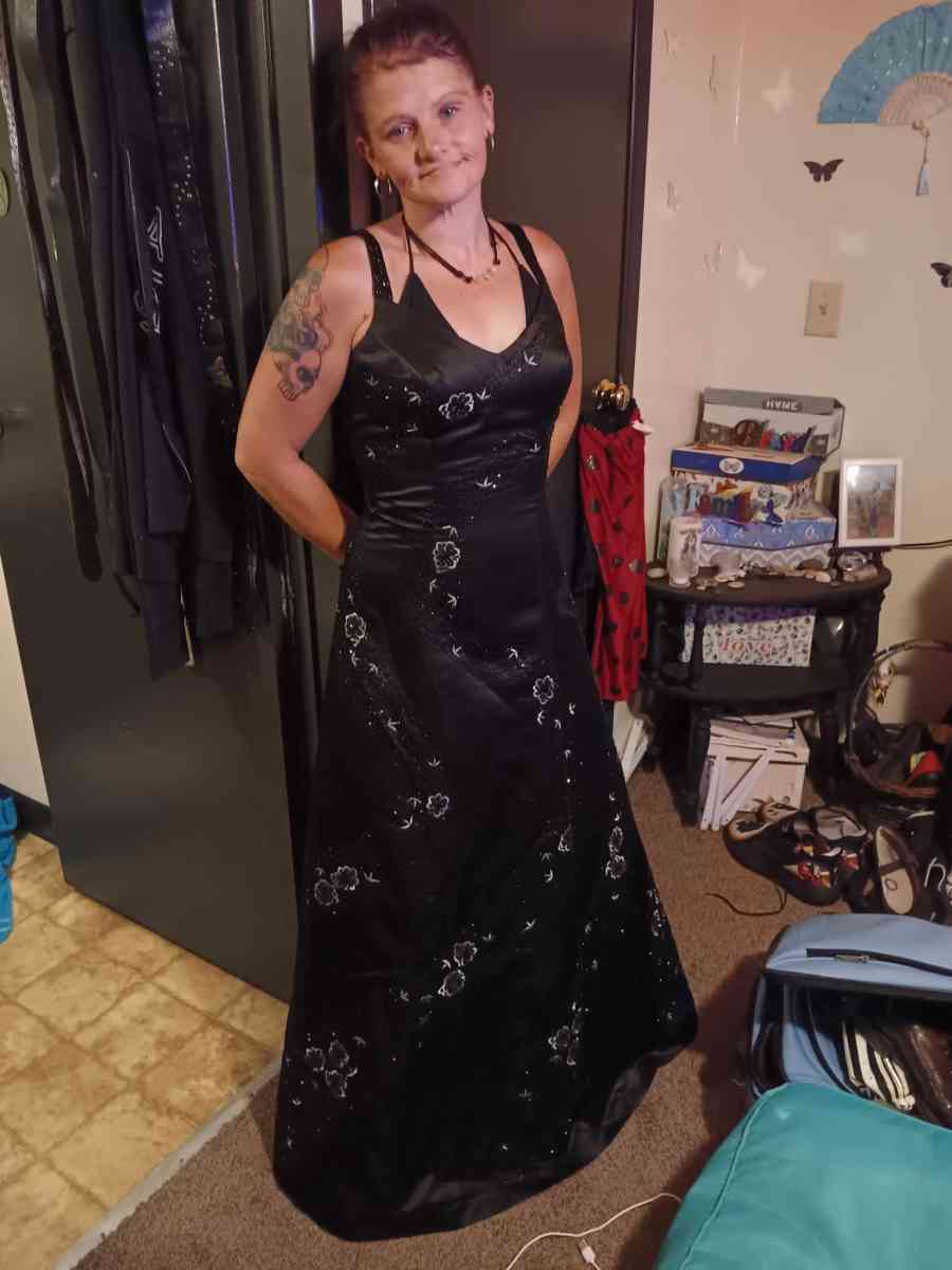 Black and white dress - Taylorsville, North Carolina