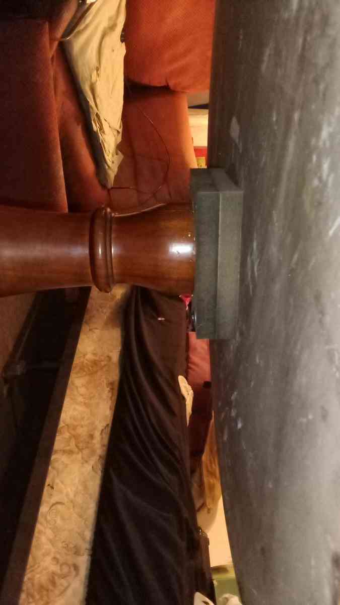 Round Kitchen Table - Findlay, Ohio - FleaMarketBay