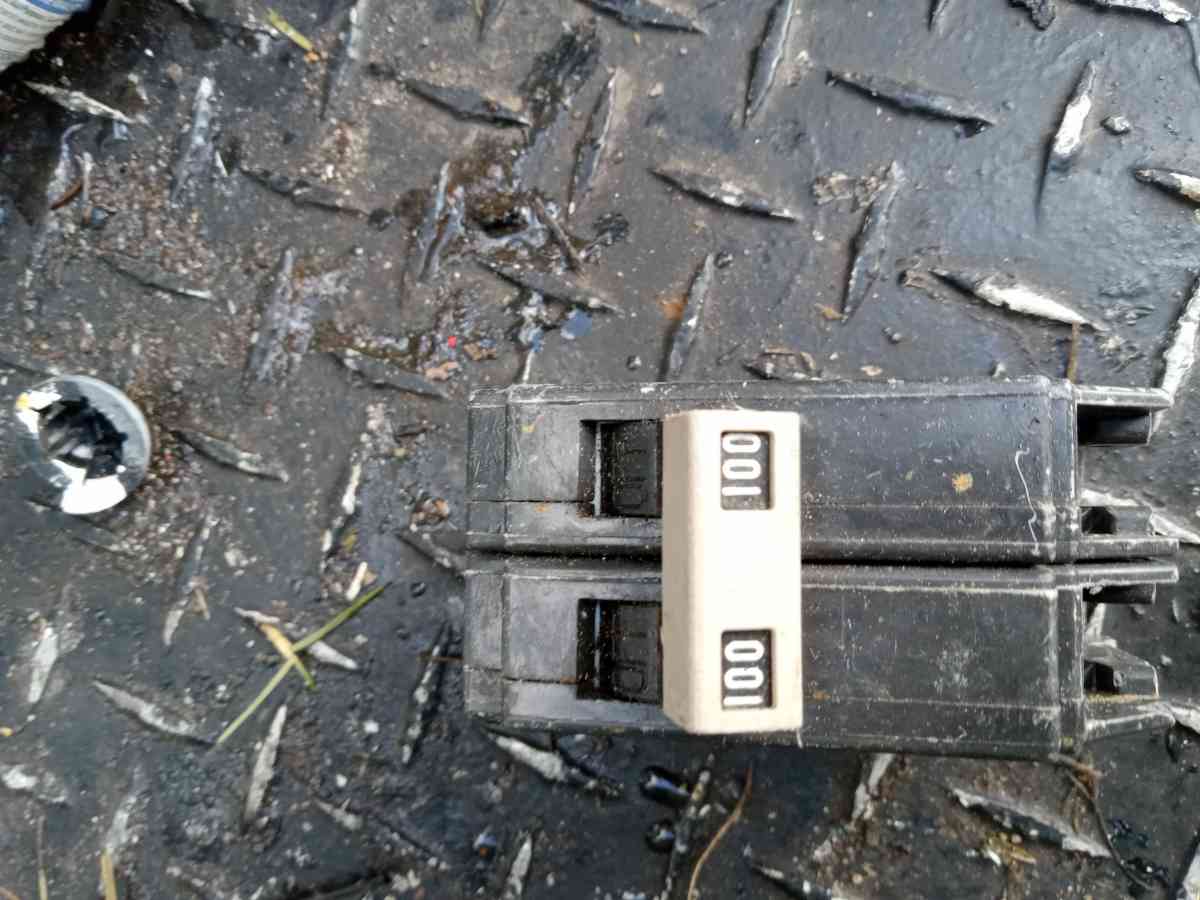 Eaton Ch 100 Amp 2 pole 240 volt breaker - Nashville, North Carolina