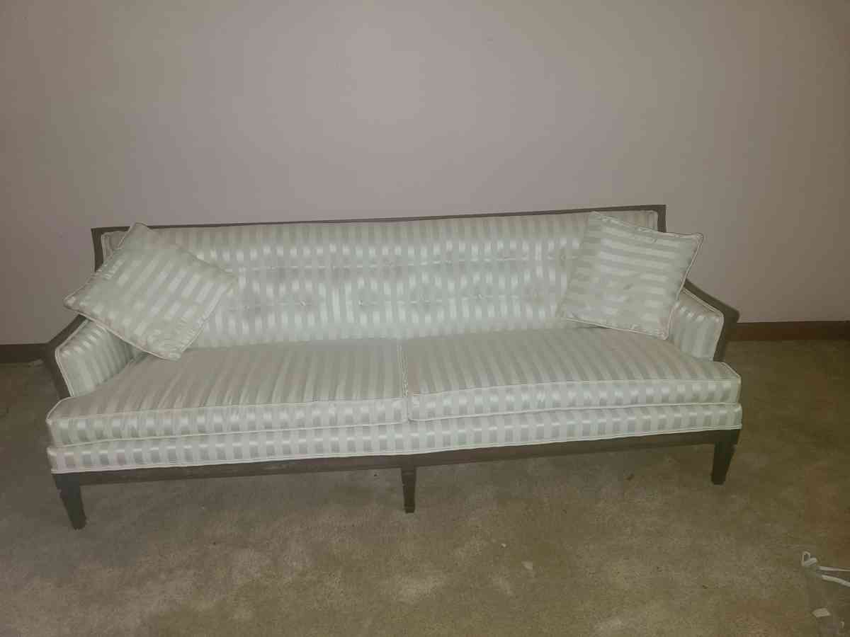 beautiful white couch - Cowpens, South Carolina - FleaMarketBay