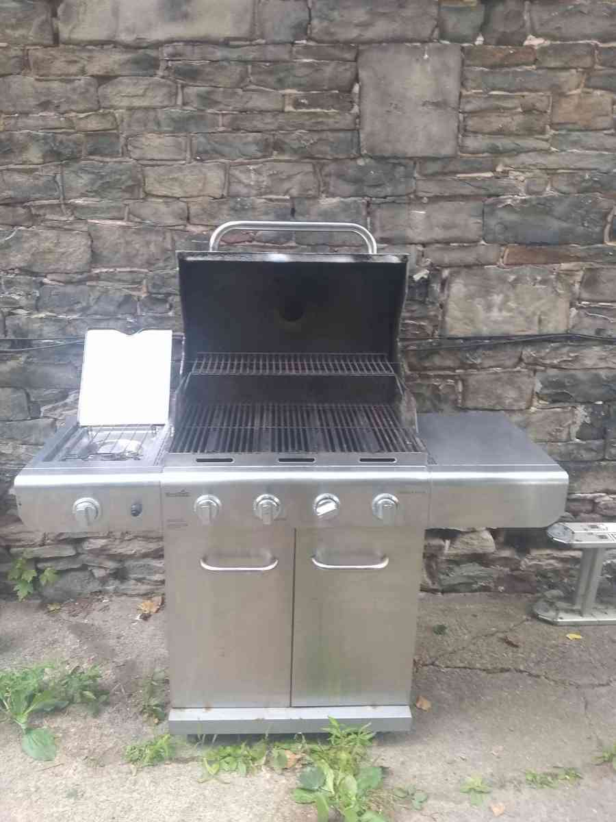 Propane Charbroil performance 4 burner with side burner