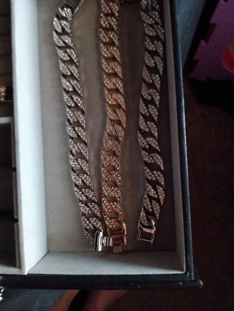 watches necklaces and braclet - Louisville, Kentucky - FleaMarketBay