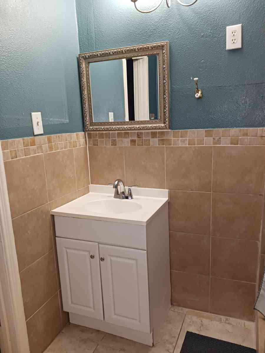 Room 200 weekly cuarto 200 a la semana - Baytown, Texas - FleaMarketBay