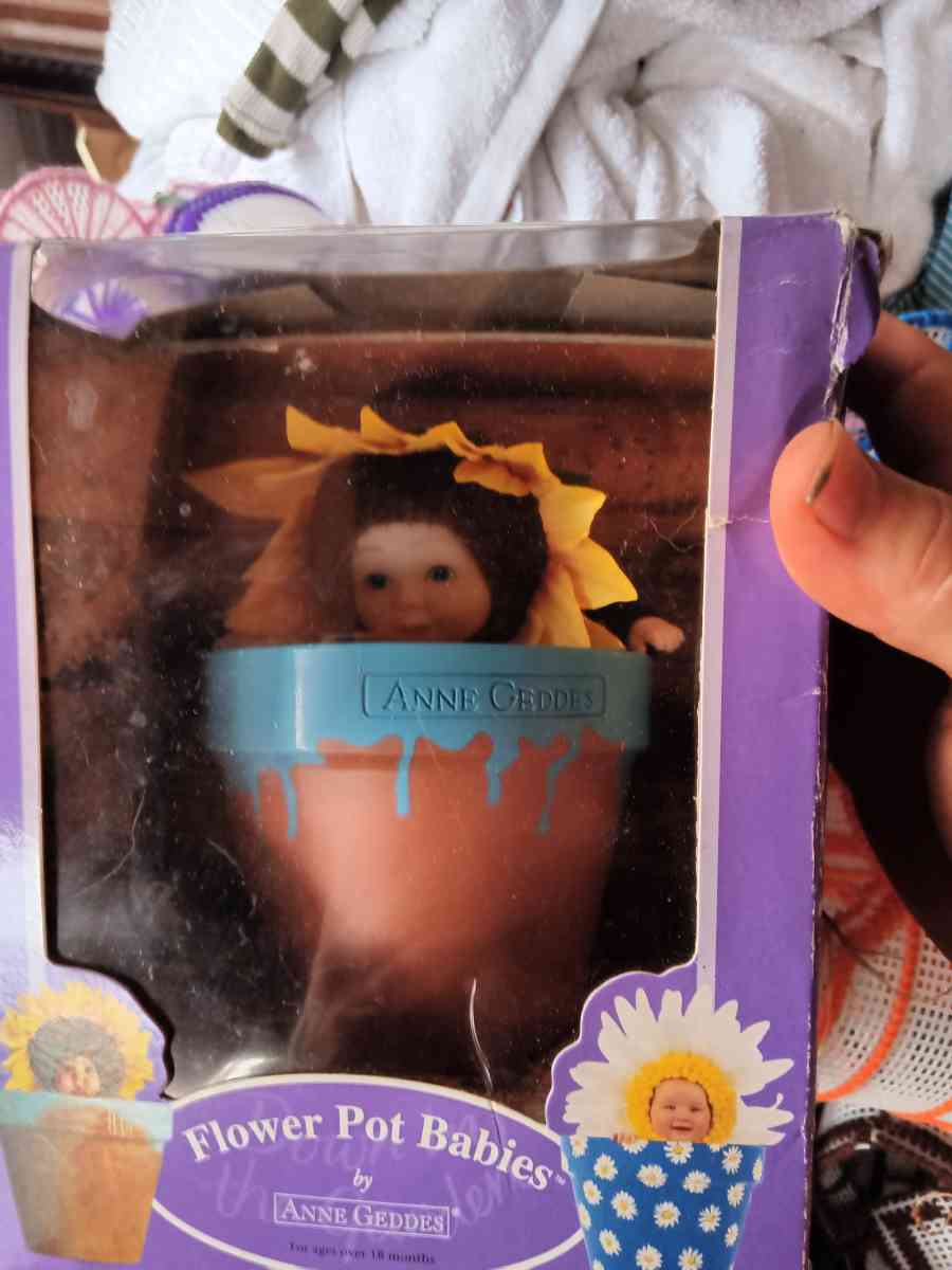Anne geddes down in the garden flower pot baby - Alicia, Arkansas - FleaMarketBay