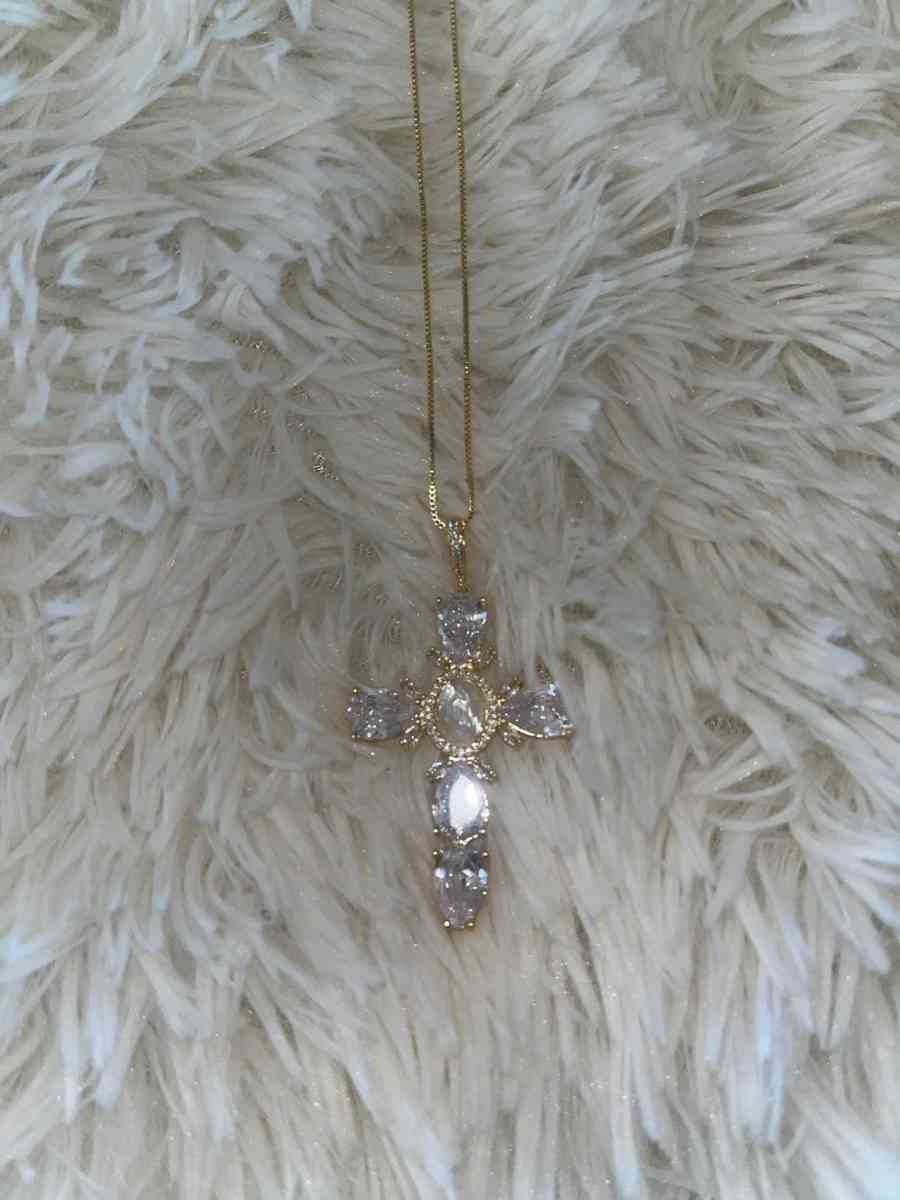 Virgin Mary gold plated necklace - Fresno, California - FleaMarketBay