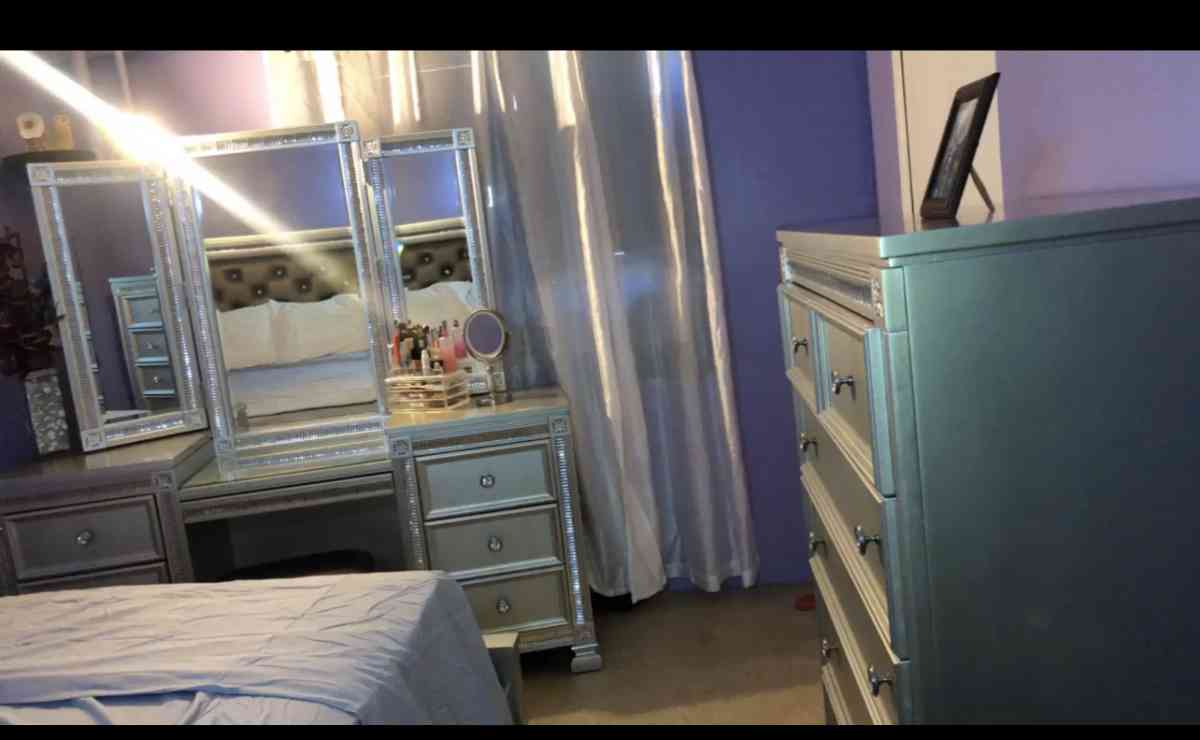 queen bedroom set - New City, New York - FleaMarketBay