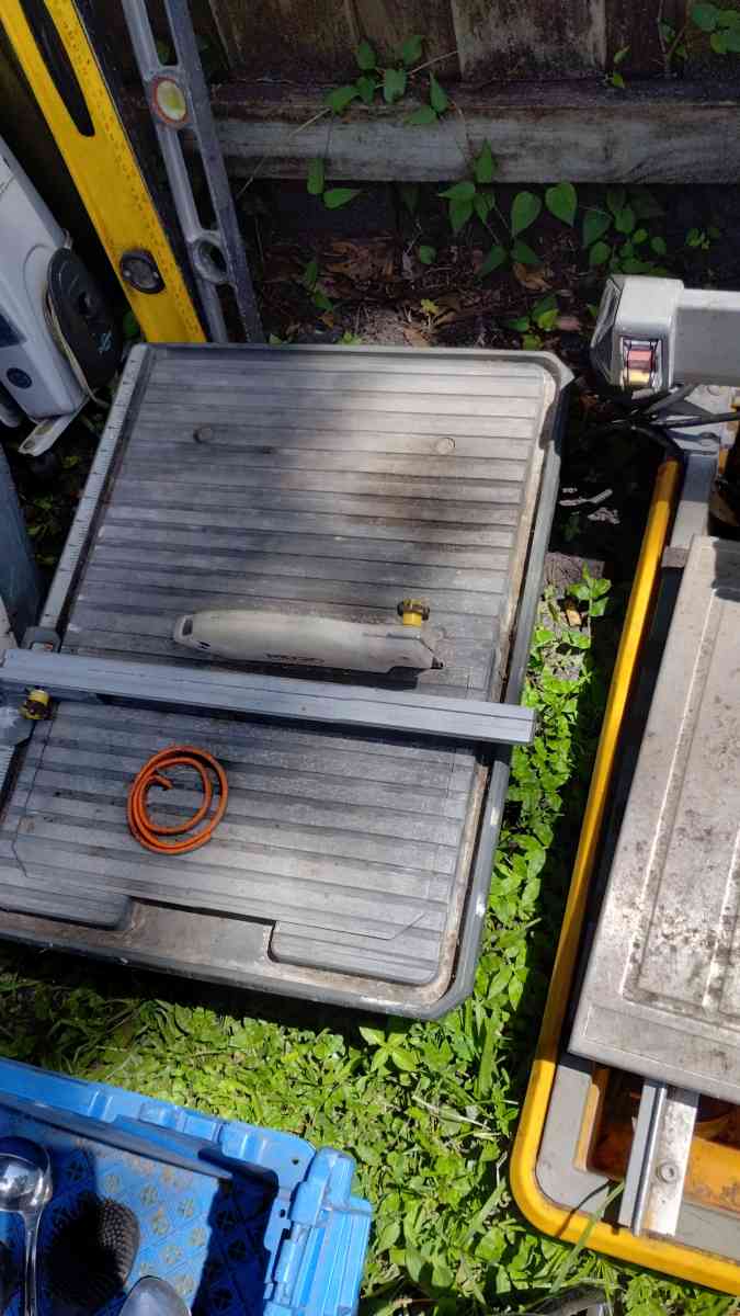 table saw and hood for over the stove and levels - Tampa, Florida - FleaMarketBay