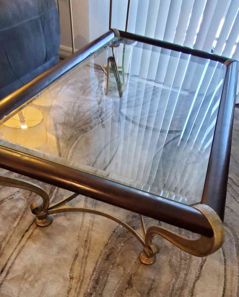 Glass top coffee table - Henderson, Nevada - FleaMarketBay