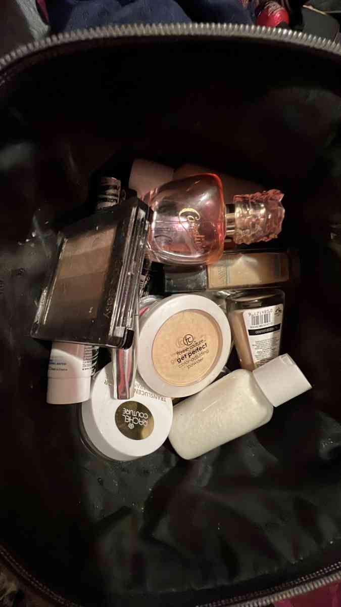 bundle of make up scarfs and socks also hats - Butler, Ohio - FleaMarketBay