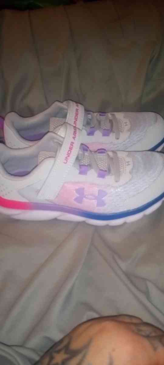 girls under armour shoes - Moorhead, Minnesota - FleaMarketBay
