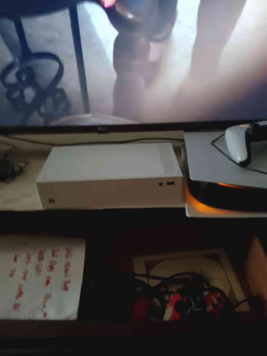 Xbox one with 300 games in it and 5 controllers - El Paso, Texas