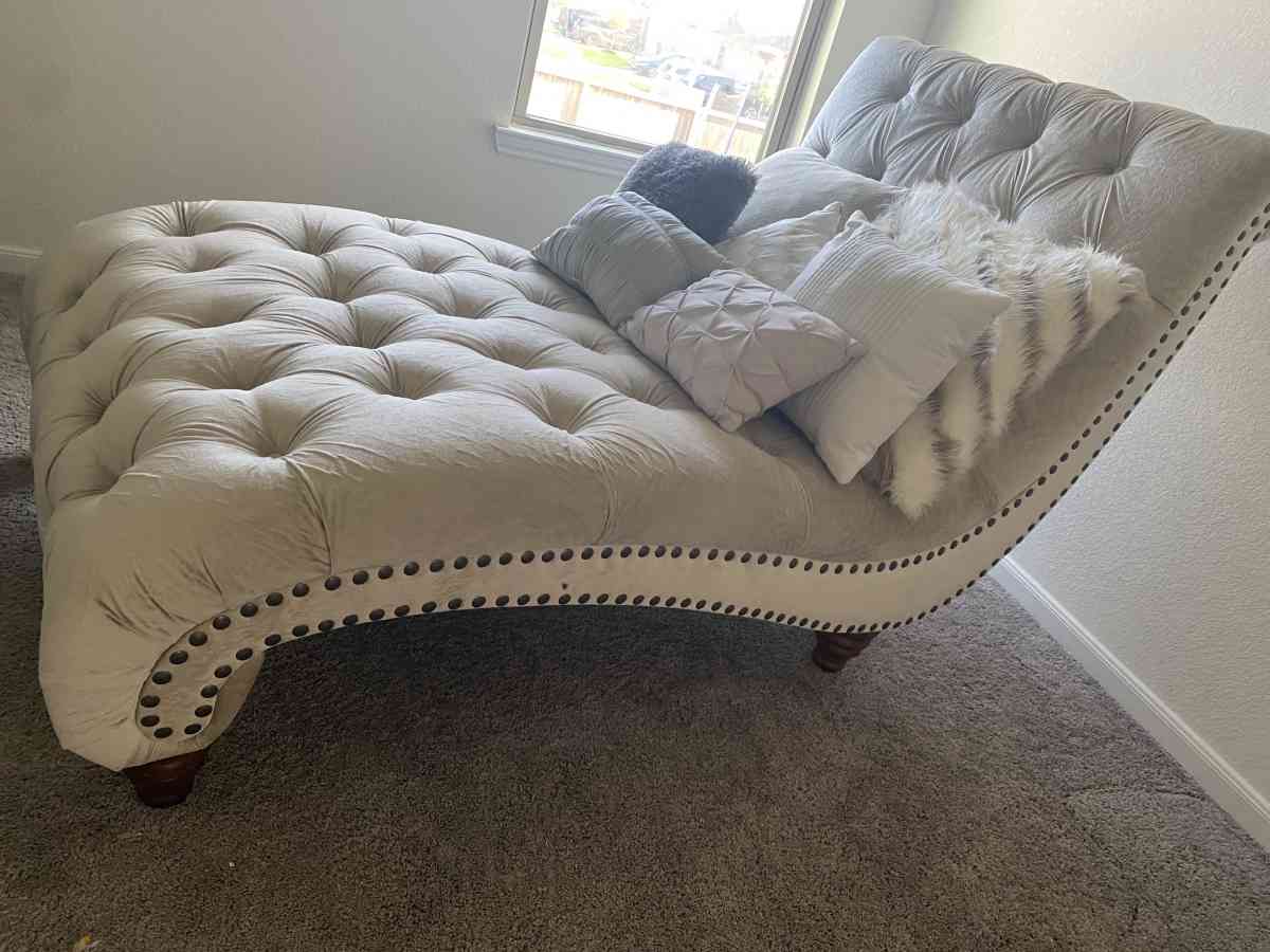 Large Ashley Chaise Lounger - Houston, Texas - FleaMarketBay