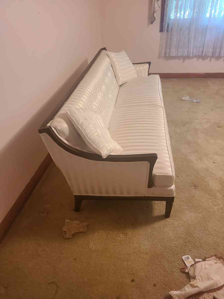 beautiful white couch - Cowpens, South Carolina - FleaMarketBay