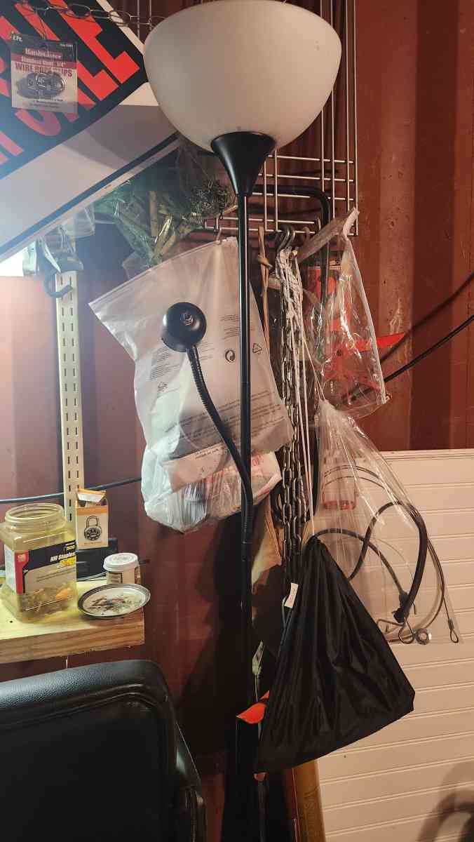 stand up light - Hawley, Pennsylvania - FleaMarketBay