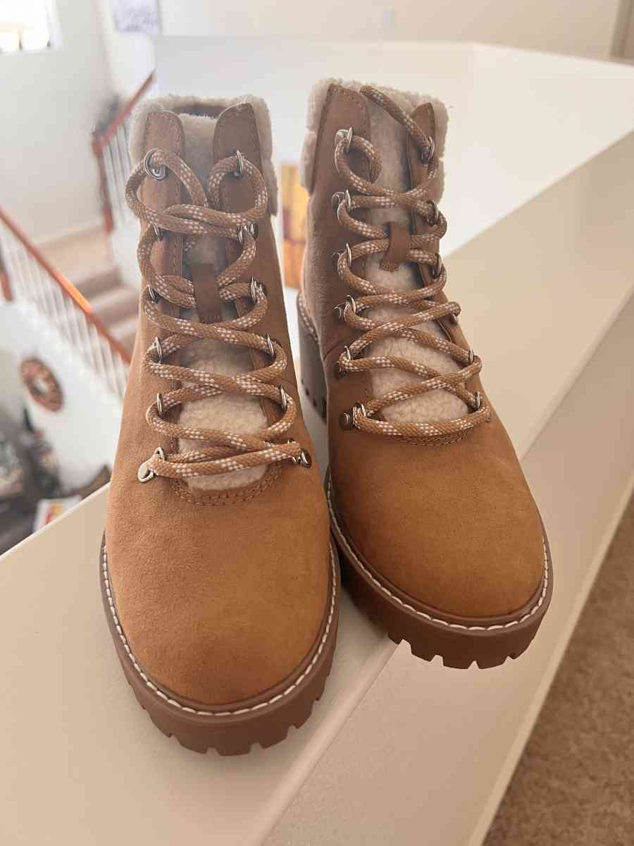 Im selling these new boots - Patterson, California - FleaMarketBay